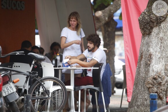 Caio Castro almoça com amiga na Barra da Tijuca