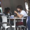 Caio Castro almoça na Barra e exibe novo visual, mais barbudo, para personagem