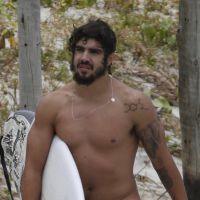 Caio Castro surge mais barbudo para papel na novela 'Novo Mundo' em dia de surfe