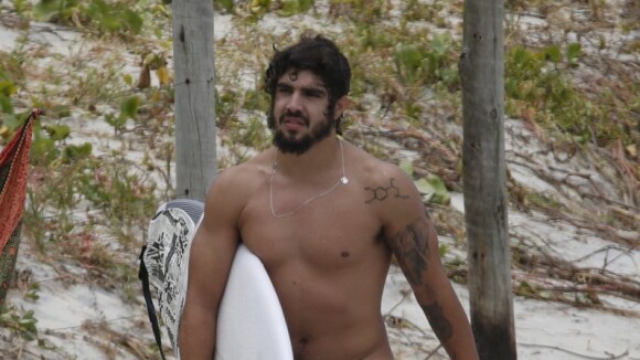 Caio Castro surge mais barbudo para papel na novela 'Novo Mundo' em dia de surfe
