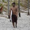 Caio Castro surfou na praia da Barra da Tijuca com visual mais cabeludo