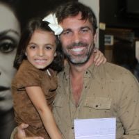 Marcelo Faria leva a filha à estreia de peça da mulher e Priscila Fantin. Fotos!