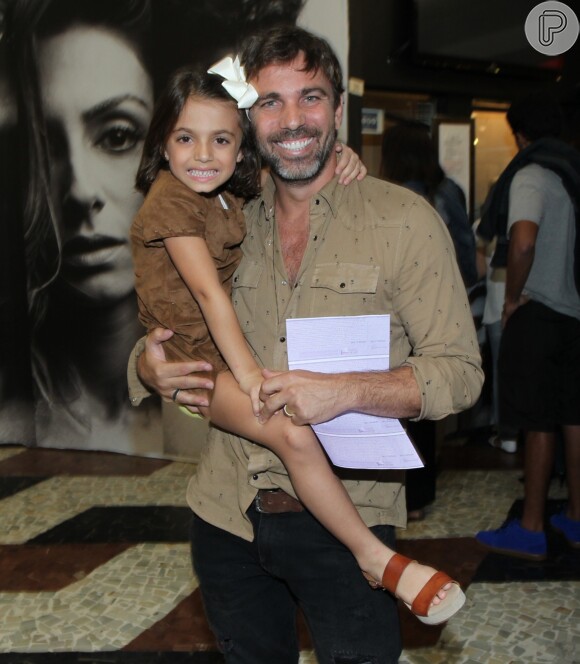 Marcelo Faria leva a filha, Felipa, de 5 anos, para prestigiar sua mulher, Camila Lucciola, na estreia da peça 'Por Isso Fui Embora'