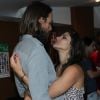 Priscila Fantin beija o marido, Renan Abreu, após a estreia da peça 'Por isso fui embora', no Teatro Clara Nunes, na Gávea, Zona Sul do Rio, na noite desta quinta-feira, 3 de novembro de 2016
