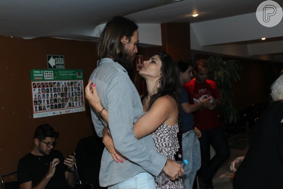 Priscila Fantin beija o marido, Renan Abreu, após a estreia da peça 'Por isso fui embora', no Teatro Clara Nunes, na Gávea, Zona Sul do Rio, na noite desta quinta-feira, 3 de novembro de 2016
