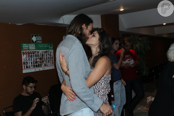 Priscila Fantin troca beijos com o marido, Renan Abreu, após a estreia da peça 'Por isso fui embora', no Teatro Clara Nunes, na Gávea, Zona Sul do Rio, na noite desta quinta-feira, 3 de novembro de 2016