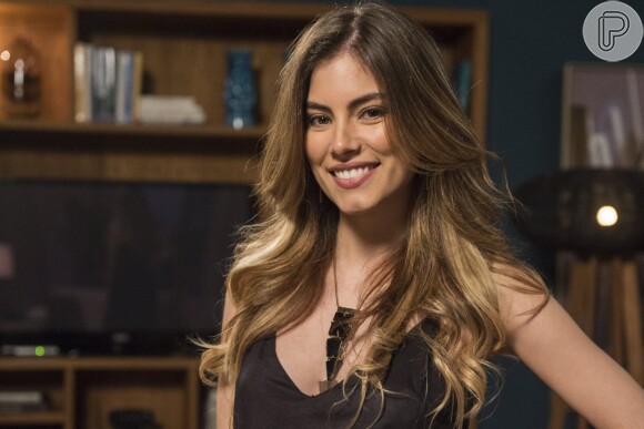 Camila (Bruna Hamú) sai vestida de forma sensual para o seu programa, na novela 'A Lei do Amor'