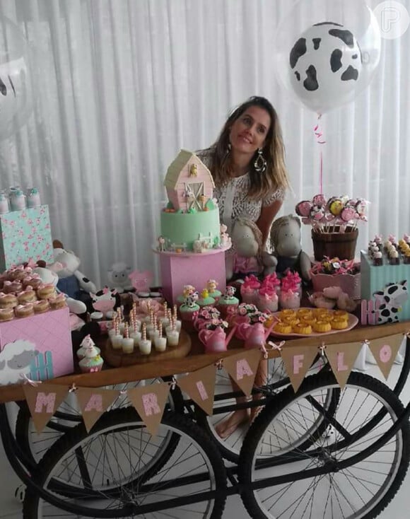 Deborah Secco mostrou aos internautas a decoração da festa da filha, Maria Flor, nas redes sociais