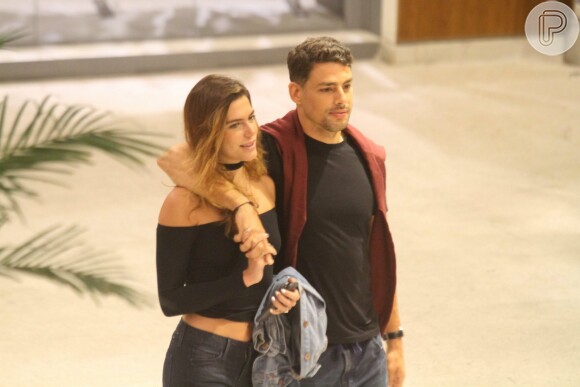Cauã Reymond e Mariana Goldfarb jantam e namoram após cinema. Casal foi flagrado na noite de sexta-feira, 04 de novembro de 2016