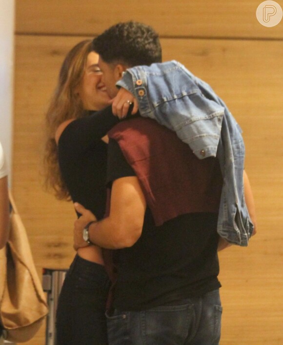Cauã Reymond e Mariana Goldfarb trocam beijos em shopping do Rio
