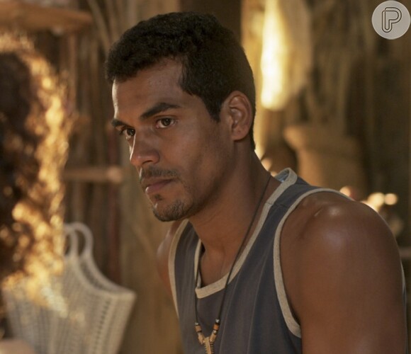 Tiago (Marcello Melo Jr.) vê Dora (Juliana Alves) dançando com um desconhecido e discute com ela, na novela 'Sol Nascente'