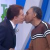 No Teleton de 2001, Silvio Santos e Gilberto Gil trocaram um selinho