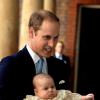 Príncipe William posa com filho
