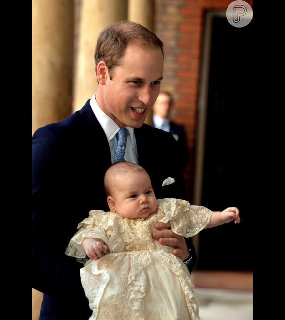 Príncipe William posa com filho