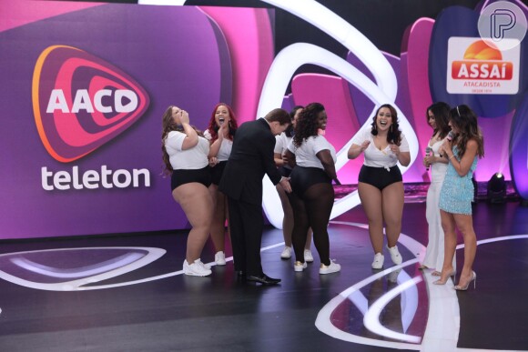 Silvio Santos mostra surpresa ao achar uma mulher negra bonita na TV e web reage: 'Precisa circular mais'