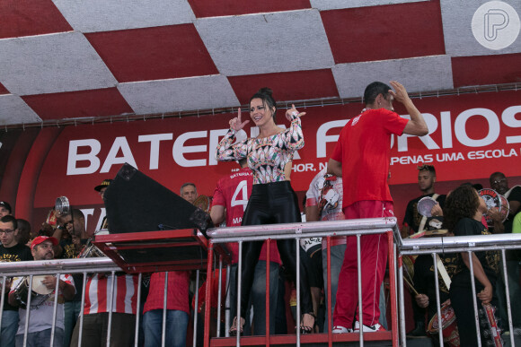 Viviane Araujo, rainha de bateria do Salgueiro, em ensaio na escola
