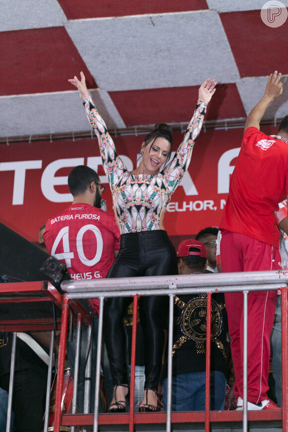 Viviane Araujo, rainha de bateria do Salgueiro, em ensaio na escola