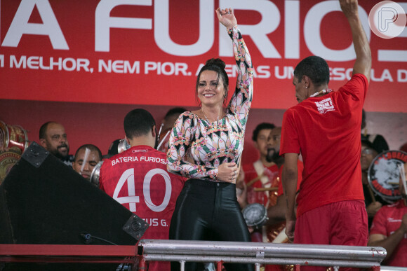 Viviane Araujo, rainha de bateria do Salgueiro, em ensaio na escola