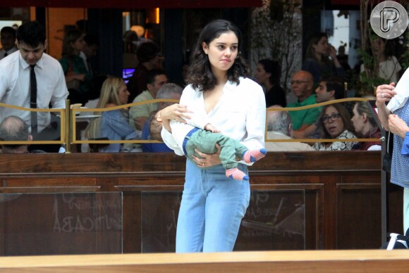 Sophie Charlotte saiu de restaurante com o filho nos braços