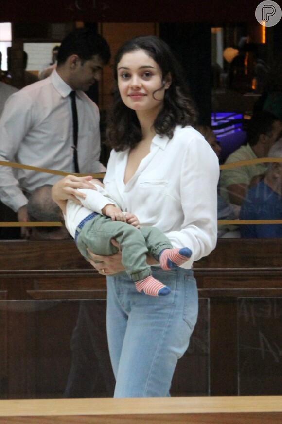 Sophie Charlotte passeia por shopping do Rio de Janeiro com o filho, Otto, no colo, em 6 de novembro de 2016