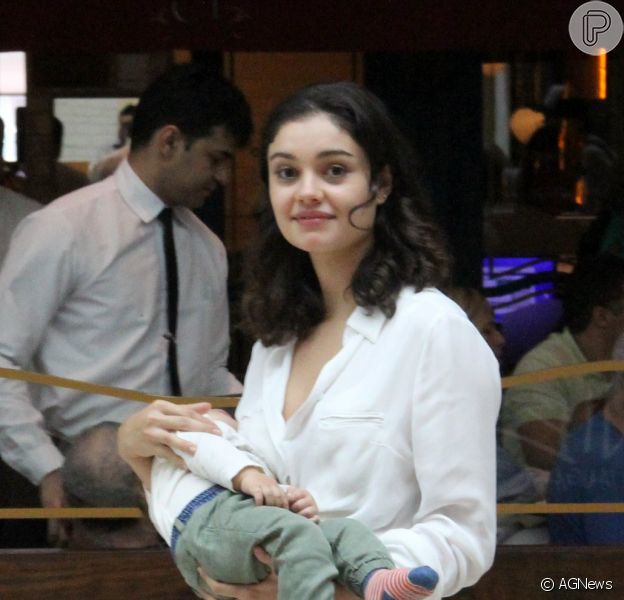 Sophie Charlotte passeia por shopping do Rio de Janeiro com o filho, Otto, no colo, em 6 de novembro de 2016