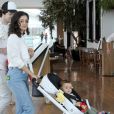 Sophie Charlotte passeia por shopping do Rio de Janeiro com o filho, Otto, no colo