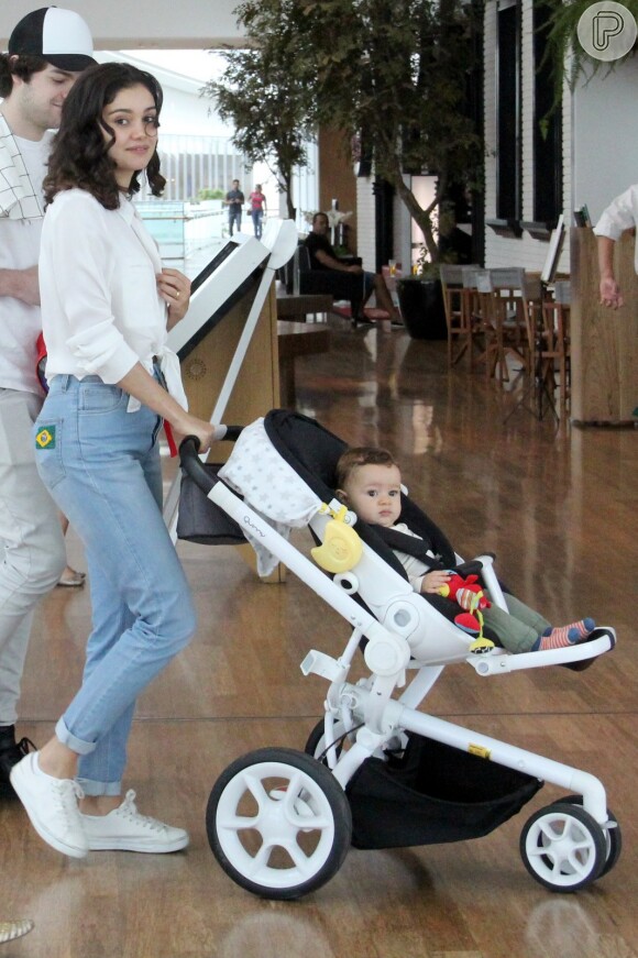 Sophie Charlotte passeia por shopping do Rio de Janeiro com o filho, Otto, no colo