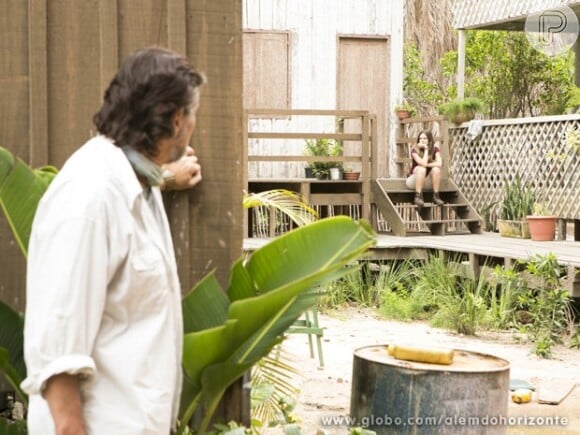 LC (Antonio Calloni) vê Lili (Juliana Paiva) em Tapiré e se questiona como pai, em 'Além do Horizonte'