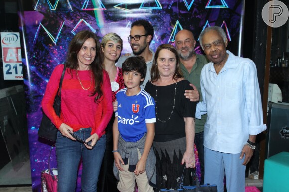 Gilberto Gil posou com a família no lançamento de DVD da nora Ana Claudia Lomellino, na noite desta segunda-feira, 7 de novembro de 2016