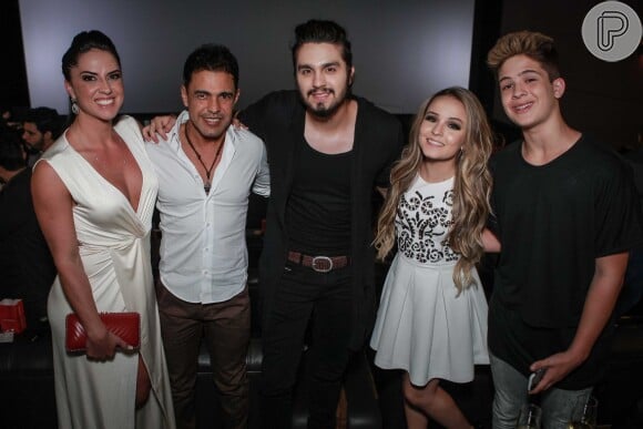 Larissa Manoela e o namorado, João Guilherme, posaram para as fotos ao lado de Luan Santana, Zezé Di Camargo e a namorada do cantor, Graciele Lacerda