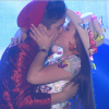 Depois que suas bandas são classificadas no Show de Bandas, Manuela (Larissa Manoela) e Joaquim (João Guilherme) se beijam, na novela 'Cúmplices de um Resgate'