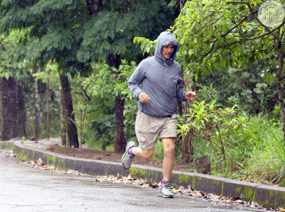 Matthew McConaughey se exercitou mesmo com a chuva desta sexta-feira, em Belo Horizonte