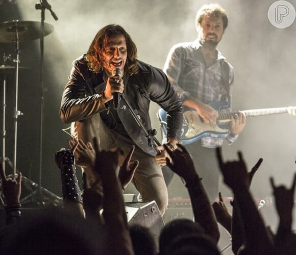 Gui Santiago (Vladimir Brichta) faz show, no primeiro capítulo da novela 'Rock Story'