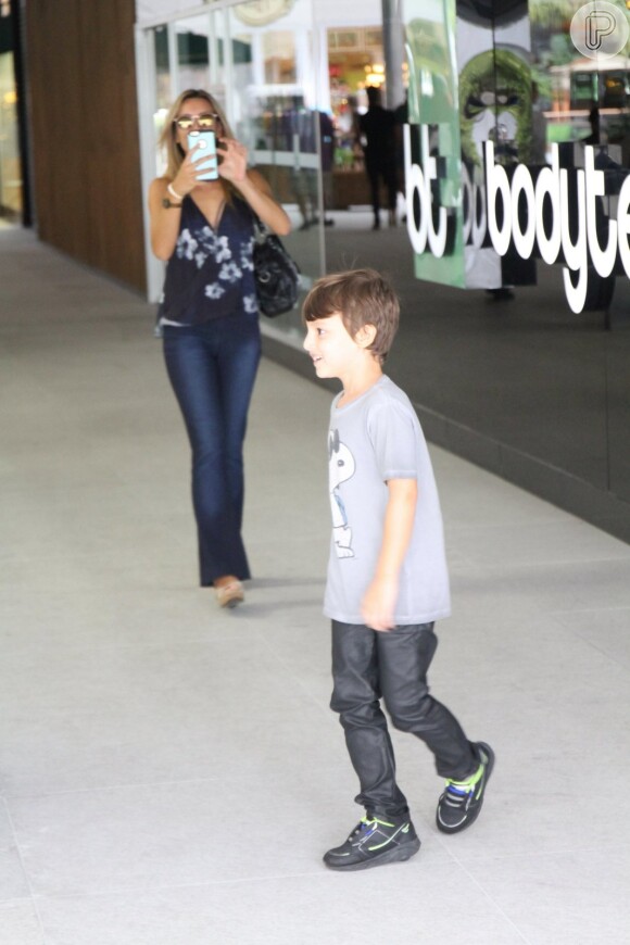 Cris Dias filma o filho, Gabriel, de seis anos, durante passeio