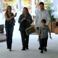Thiago Rodrigues nega separação e vai a shopping com Cris Dias e filho. Fotos!