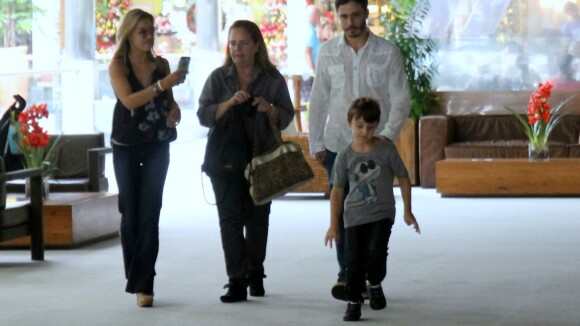 Thiago Rodrigues nega separação e vai a shopping com Cris Dias e filho. Fotos!