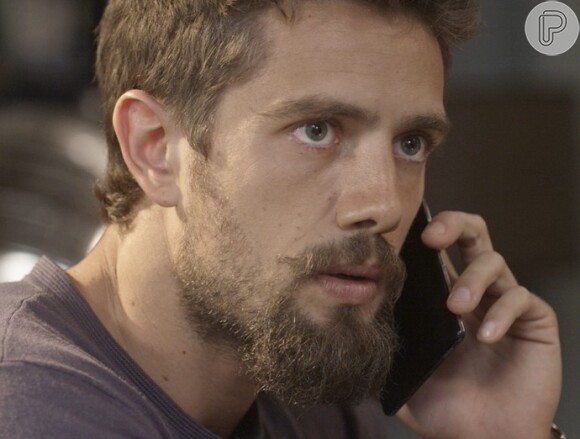 Cesar (Rafael Cardoso) telefona para Massao (Marcos Tumura) e marca um encontro, sem saber que vai cair numa armadilha, na novela 'Sol Nascente'