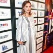 Natalie Portman exibe barriga de grávida com vestido longo em festival de cinema