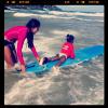 Maria, filha mais nova de Glória Maria, faz sua primeira aula de surfe na Bahia