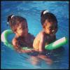 Glória Maria mostra as duas filhas se divertindo na piscina