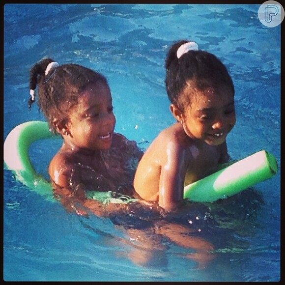 Glória Maria mostra as duas filhas se divertindo na piscina