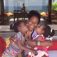 Glória Maria ganha beijo gostoso das filhas e passa férias com elas na Bahia