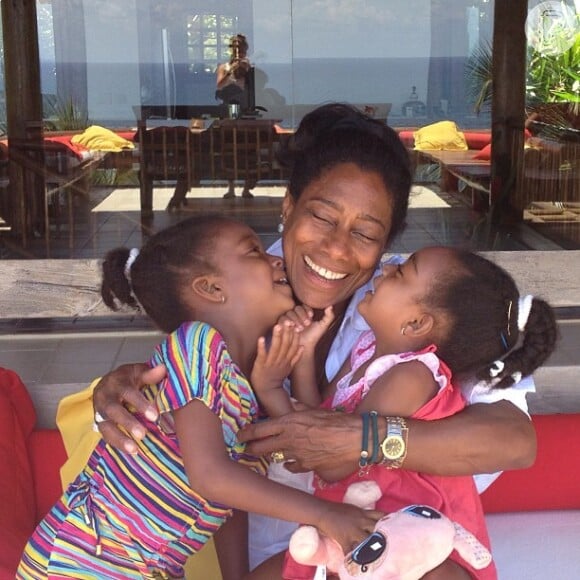 Glória Maria ganha beijo das duas filhas, Maria e Laura, na Bahia, onde a jornalista passa férias, em 4 de janeiro de 2013