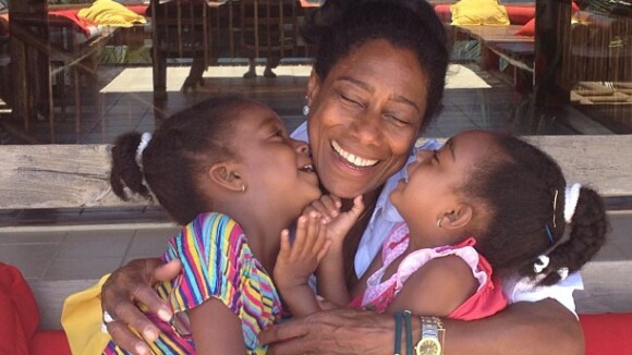 Glória Maria ganha beijo gostoso das filhas e passa férias com elas na Bahia