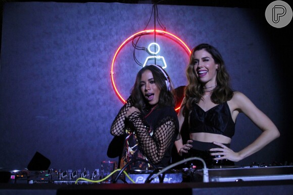 Anitta agitou como DJ na festa de comemoração dos 10 anos blog Garotas Estúpidas, de Camila Coutinho