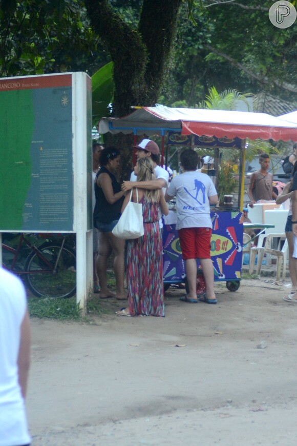 Alexandre Pato desfila com namorada em Trancoso, Bahia