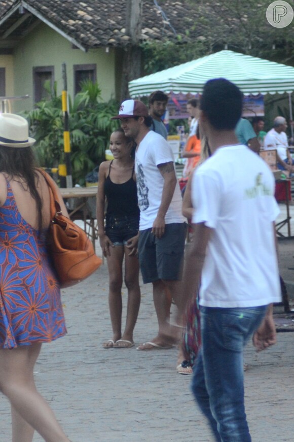 Alexandre Pato recebe carinho dos fãs durante passeio em Trancoso, na Bahia