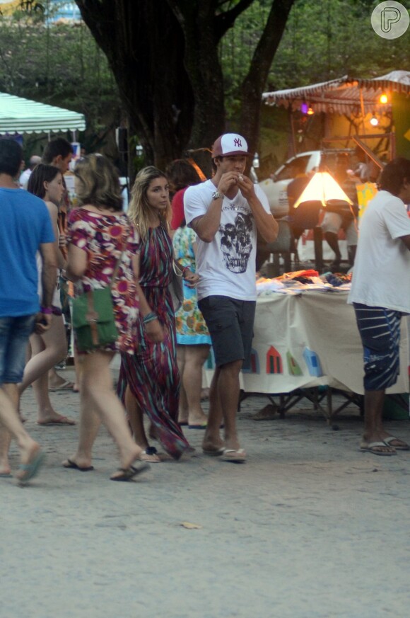 Alexandre Pato se rende a quitutes de rua em Trancoso, na Bahia
