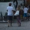 Juntos, Alexandre Pato aproveita passeio com loura em Trancoso, Bahia