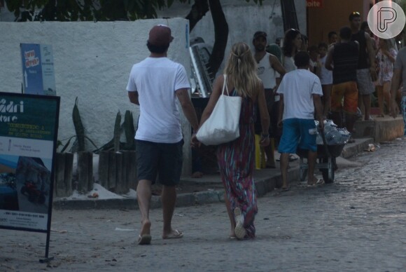 Juntos, Alexandre Pato aproveita passeio com loura em Trancoso, Bahia